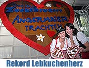 Oktoberfest 2007: Trachten Angermaier und Zuckersucht präsentierten am 30.08.2007 das größte Lebkuchenherz der Welt (Foto: Ingrid Grossmann)